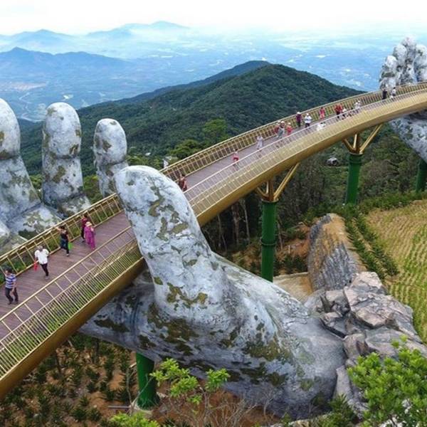 Increíble puente sobre montañas sostenido por dos manos gigantes en Vietnam